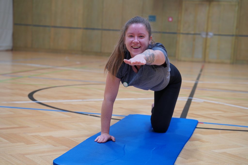 Sarah-Nikita Kröger zeigt eine Übung auf der Gymnastikmatte